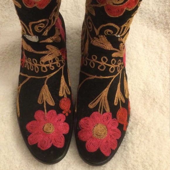 BLACK MULTI MIX HAND EMBROIDERED TALL ROUND TOE BOOTS - Picture 3 of 8